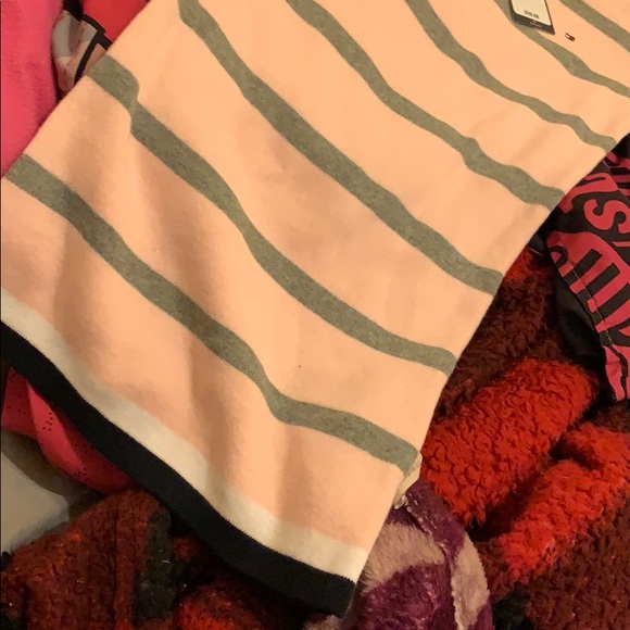 Really cute Tommy Hilfiger long sleeved ๐ - Picture 7 of 7